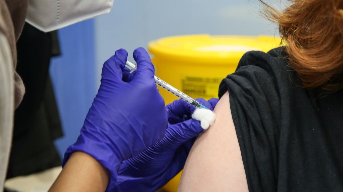 „Vakcína pro některé už není priorita,“ statisíce Britů vynechaly druhou dávku